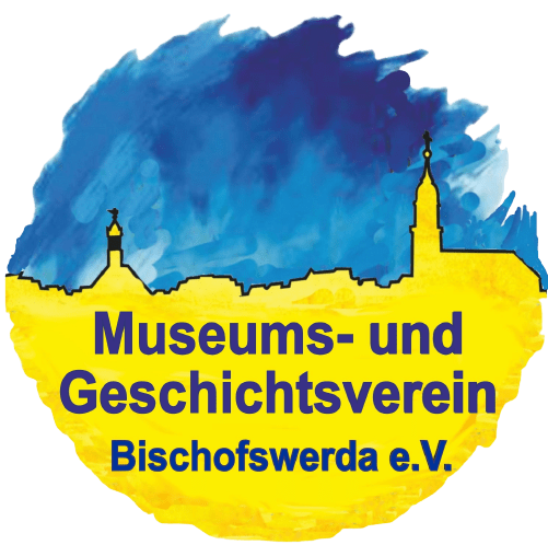 Ein rundes Logo mit dem Schriftzug "Museums- und Geschichtsverein Bischofswerda e.V.". Es zeigt außerdem in gelb die Silhouette einer Stadt und in gemaltem Blau in verschiedenen Tönen einen Himmel im Hintergrund.
